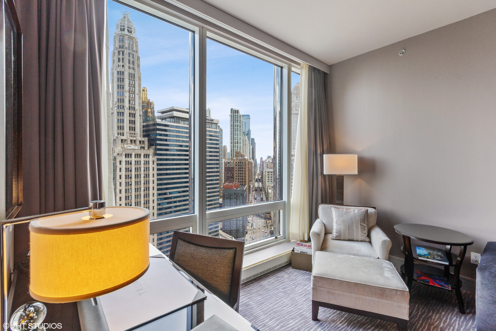 401 North Wabash Avenue, Unit 1842 Chicago, IL 60611 - Photo 7 of 21 a living room with furniture and a lamp