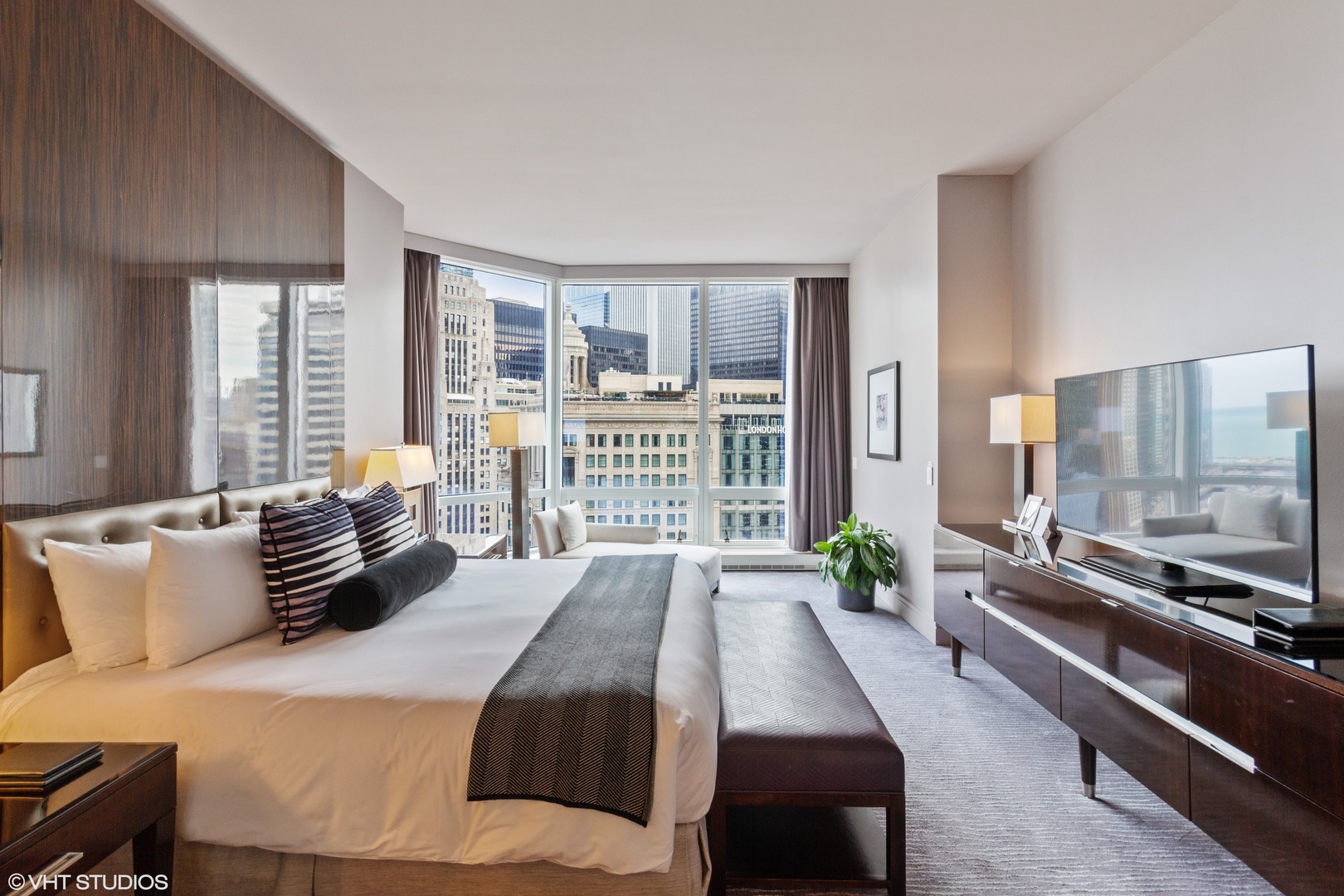 401 North Wabash Avenue, Unit 1842 Chicago, IL 60611 - Photo 9 of 21 a spacious bedroom with a large bed and a large window