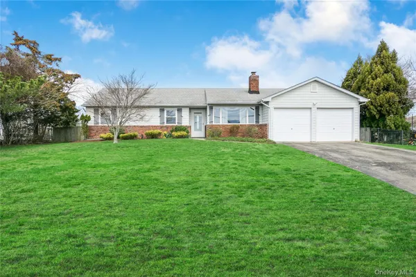$1,099,000 | 7 Lindner Court, Brookhaven, NY 11719