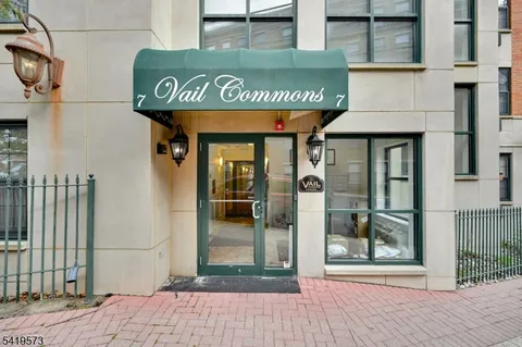 a view of entryway front of a building