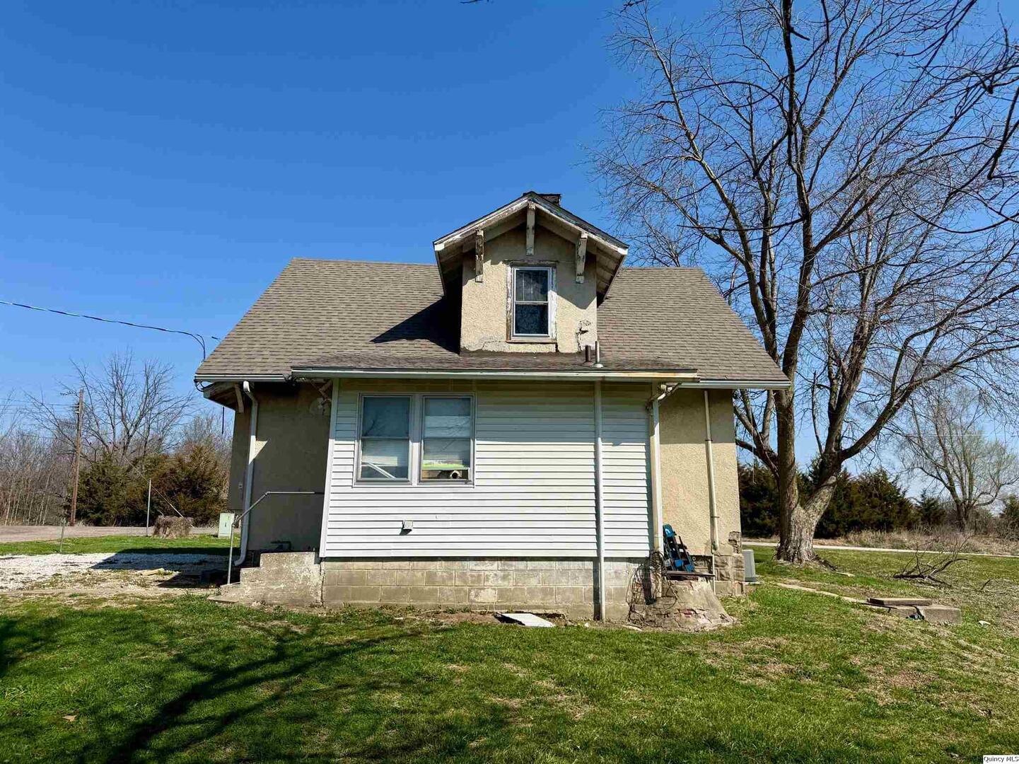 622 East Center Street Loraine, IL 62349 - Photo 4 of 21 a front view of house with yard and trees