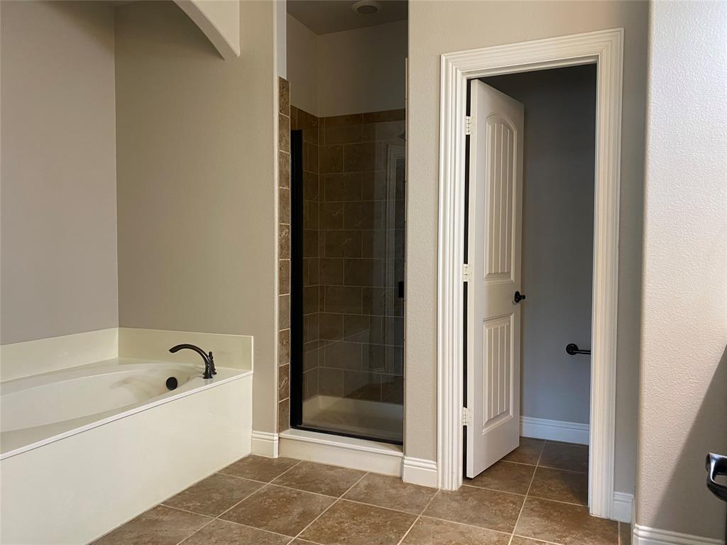 4232 Charles Road Carrollton, TX 75010 - Photo 16 of 21 a bathroom with a bathtub