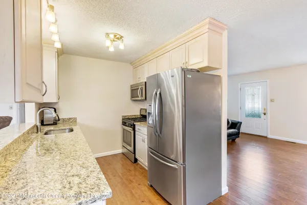 $2,200 | 31 Peggy Lane, Manahawkin, NJ 08050