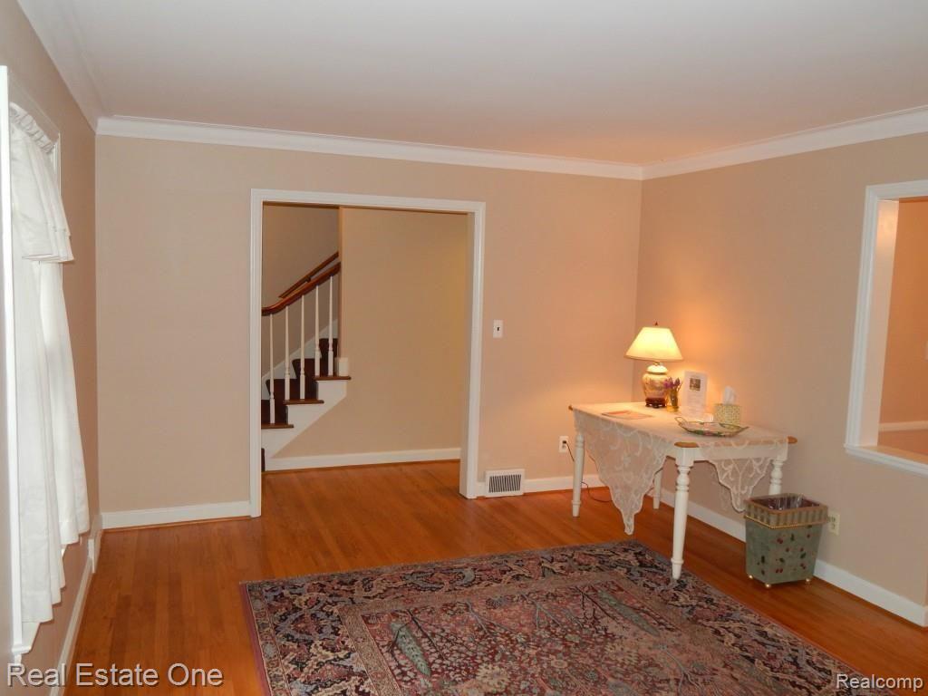 60 Amherst Road Pleasant Ridge, MI 48069 - Photo 10 of 44 Living/foyer