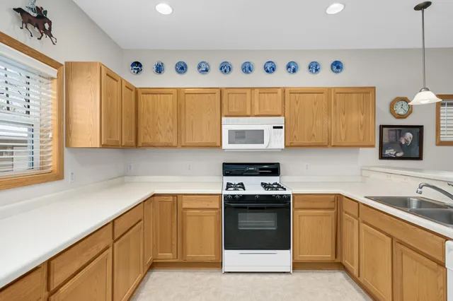 $325,000 | 1373 5th Street East, St. Paul, MN 55106