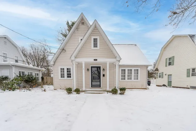 $309,000 | 729 Edgemoor Avenue, Kalamazoo, MI 49008