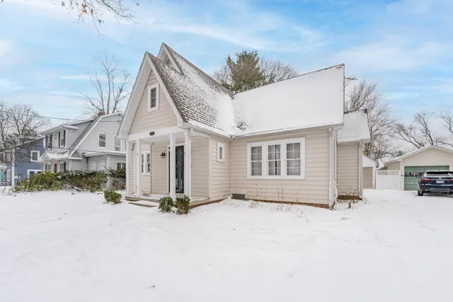 $309,000 | 729 Edgemoor Avenue, Kalamazoo, MI 49008