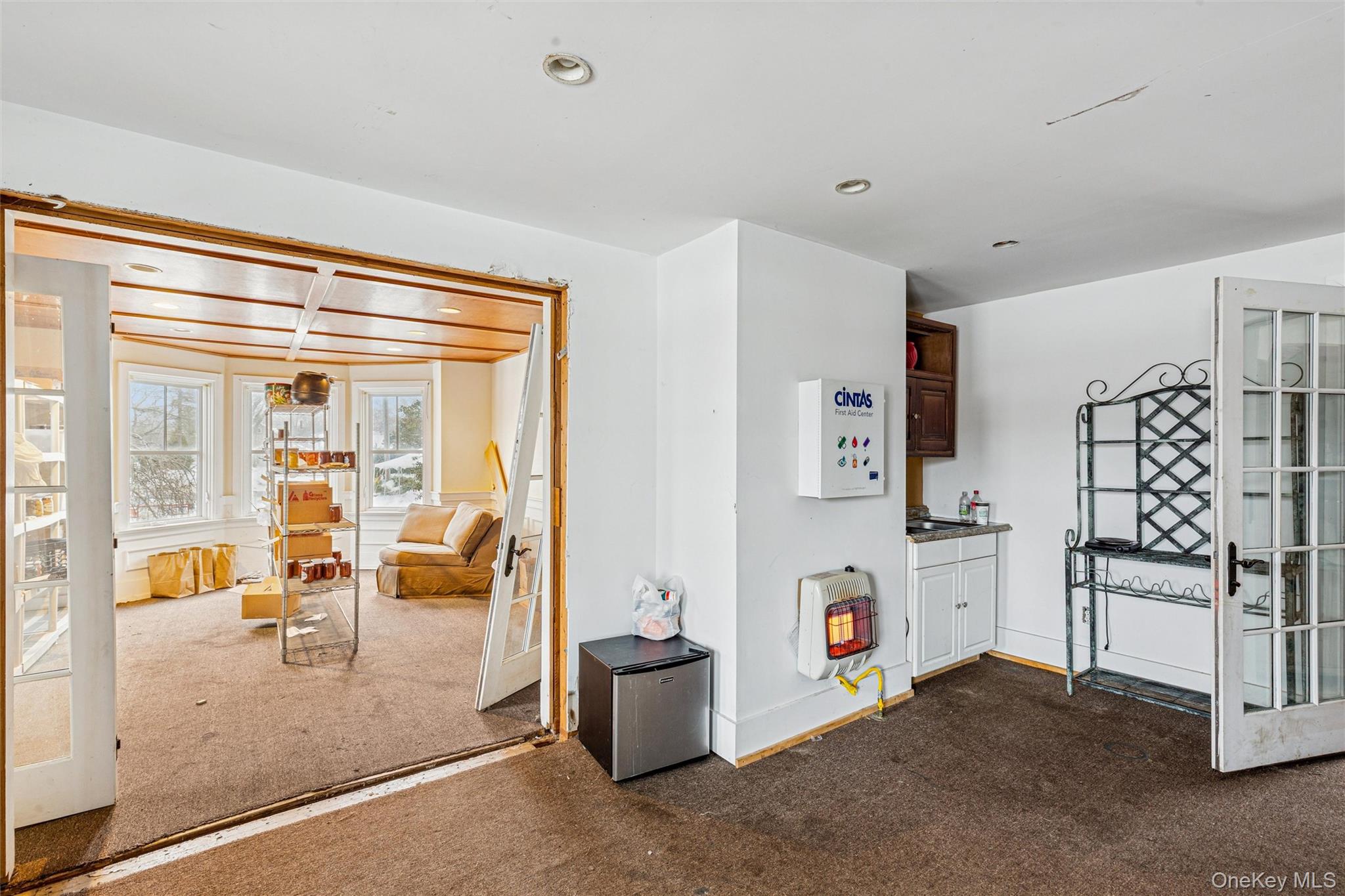 250 Main Road Riverhead, NY 11901 - Photo 17 of 31 Main floor living area