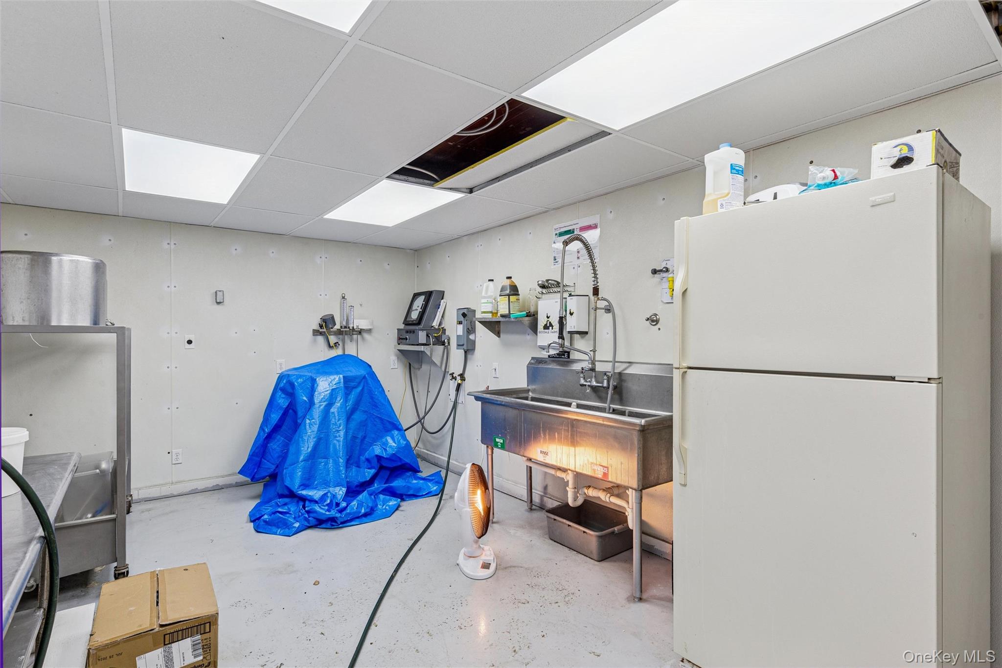 250 Main Road Riverhead, NY 11901 - Photo 9 of 31 Main Floor Kitchen area
