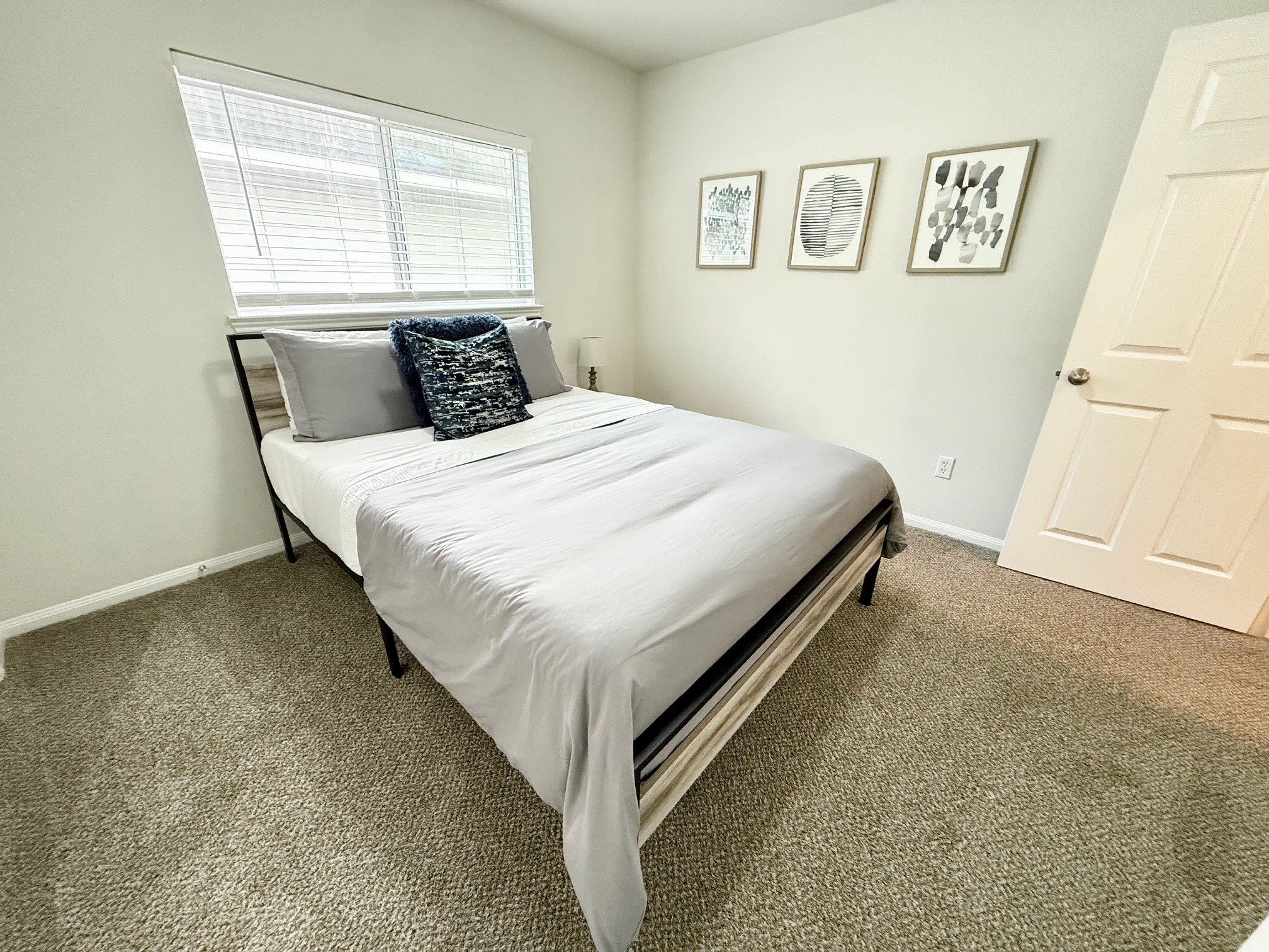 142 East Spindle Tree Circle The Woodlands, TX 77382 - Photo 17 of 37 a bedroom with a bed and window