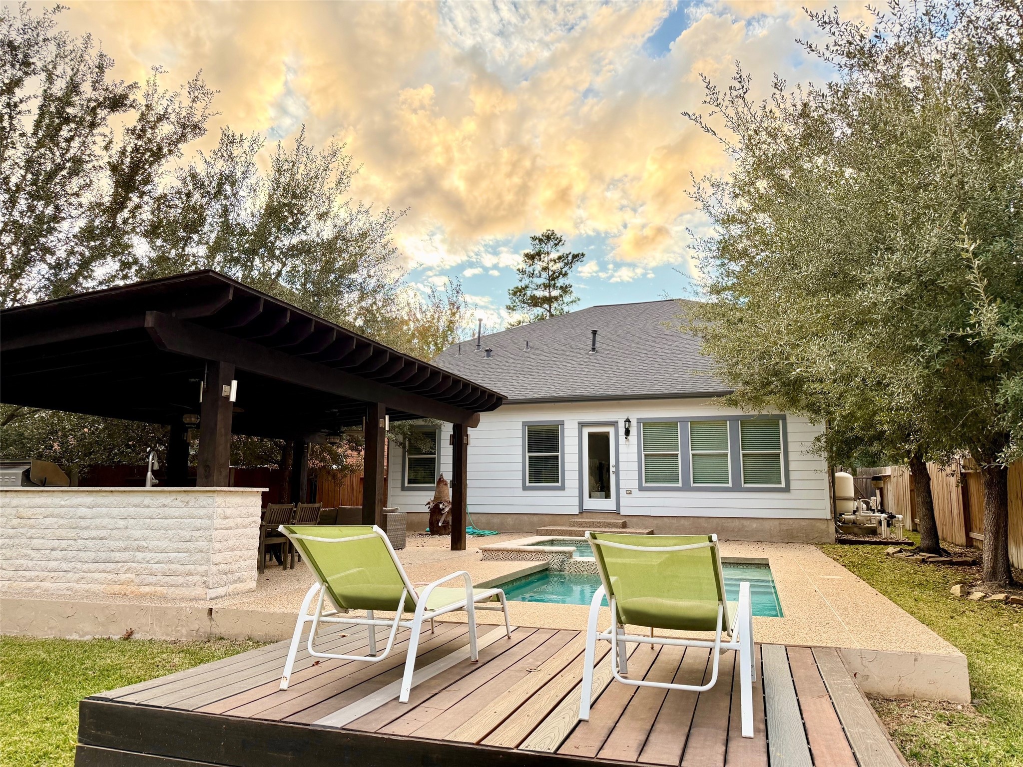 142 East Spindle Tree Circle The Woodlands, TX 77382 - Photo 22 of 37 a view of a patio with swimming pool