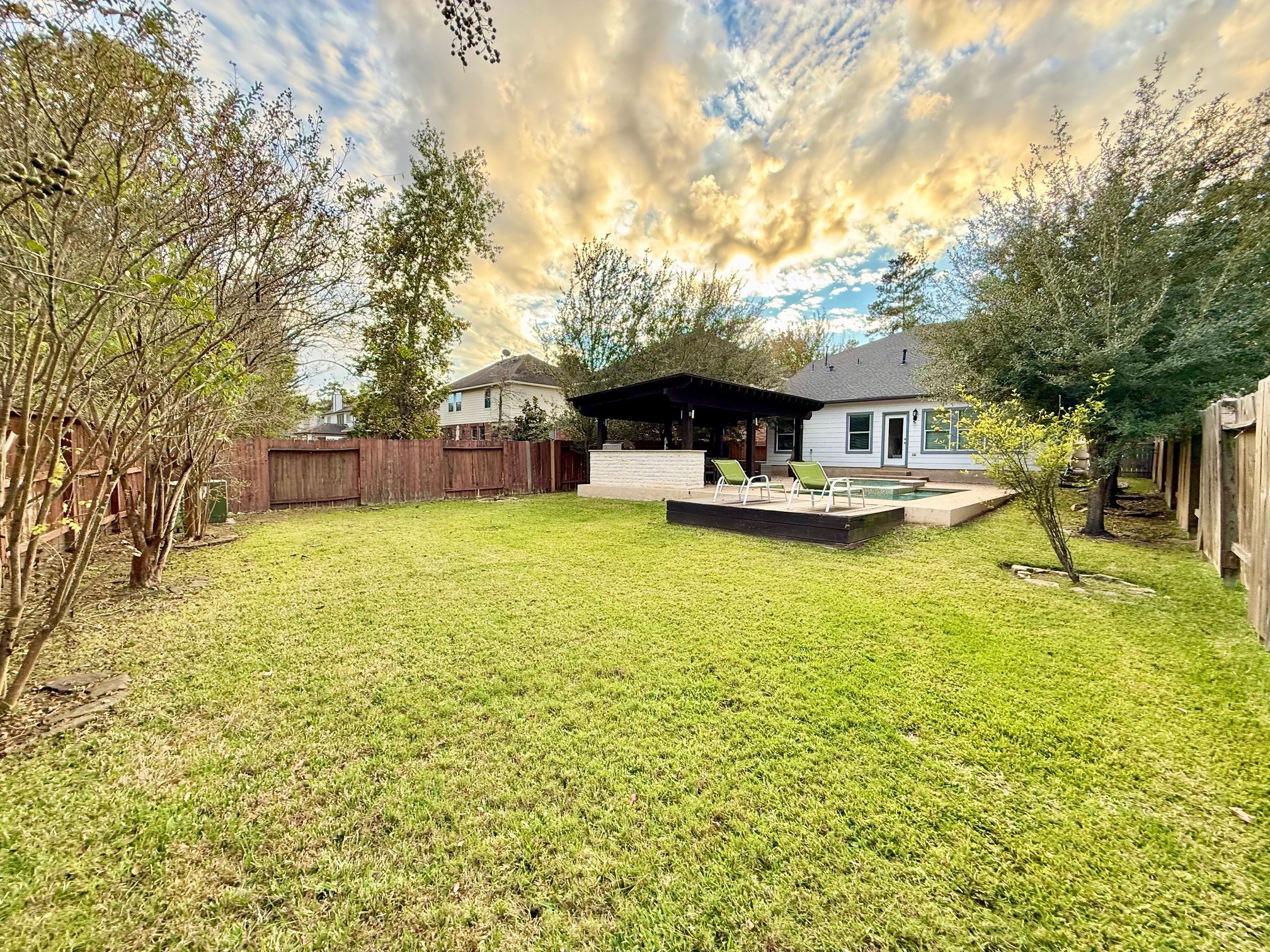142 East Spindle Tree Circle The Woodlands, TX 77382 - Photo 30 of 37 a view of a swimming pool with a garden