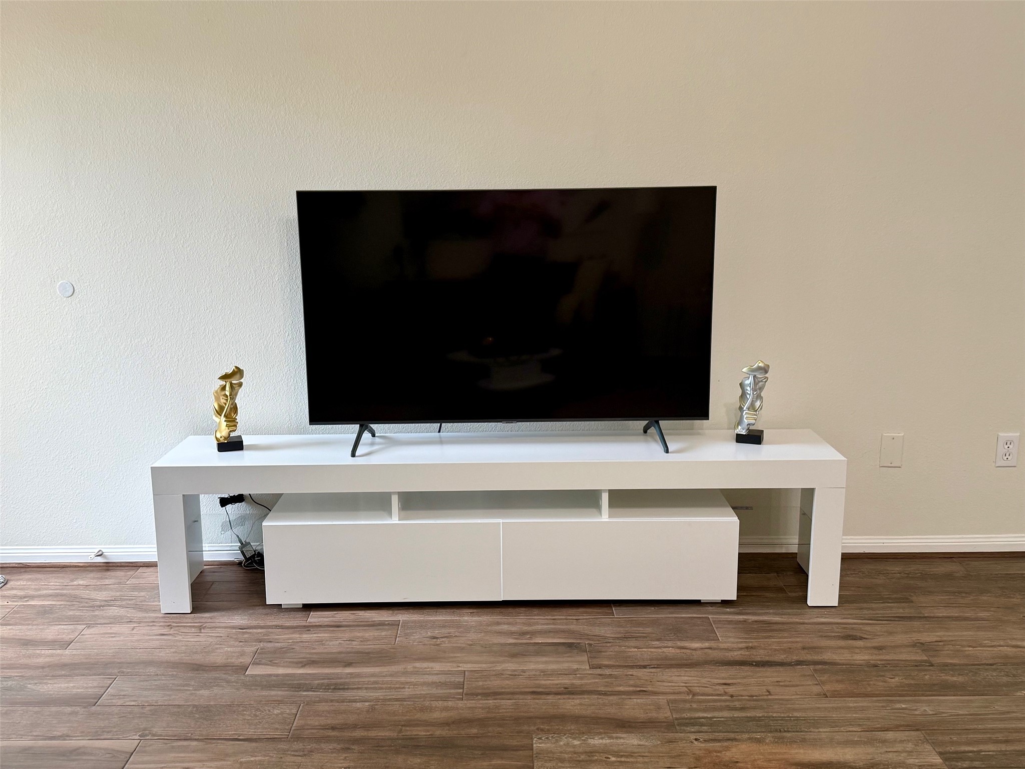 142 East Spindle Tree Circle The Woodlands, TX 77382 - Photo 4 of 37 a living room with a flat screen tv and a fireplace