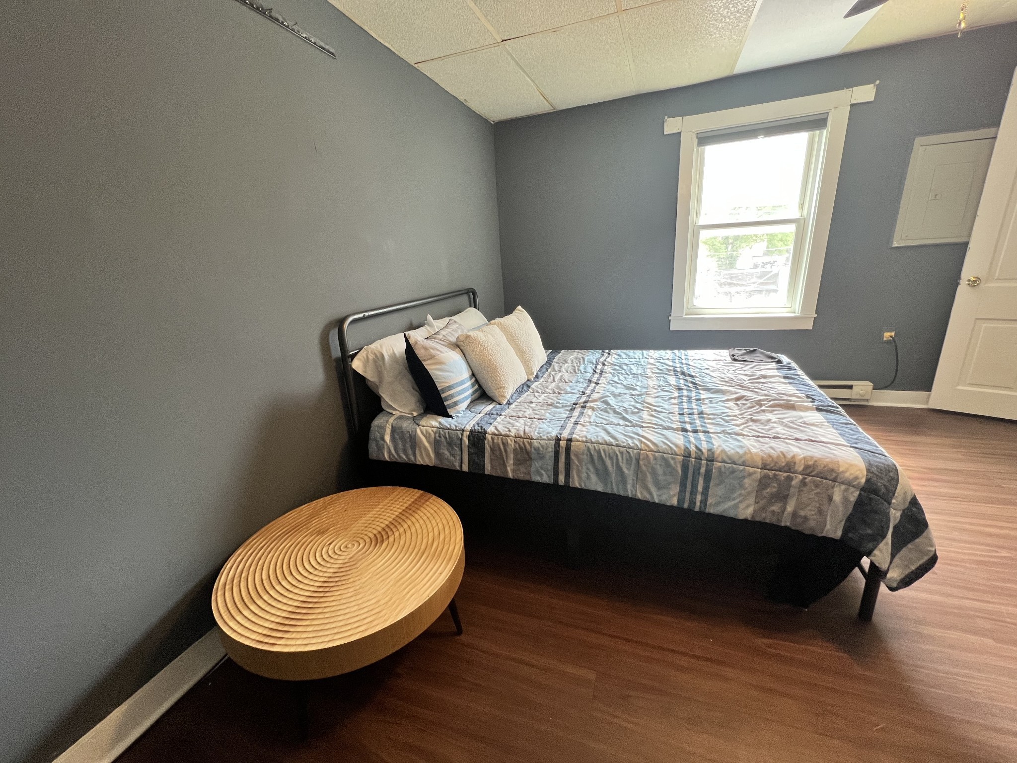 917 South High Street Columbia, TN 38401 - Photo 20 of 42 a bedroom with a bed two lamps and a window