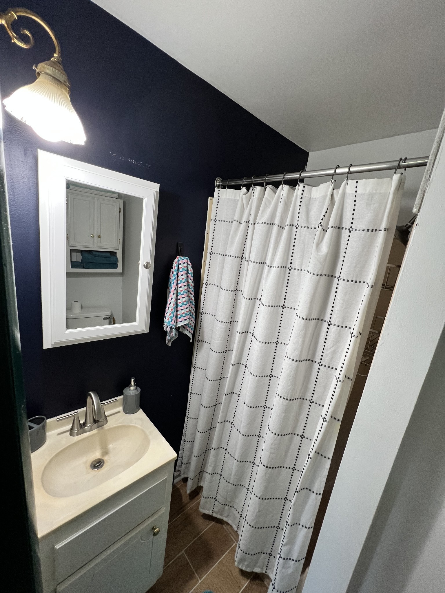 917 South High Street Columbia, TN 38401 - Photo 2 of 42 a bathroom with a sink and a mirror