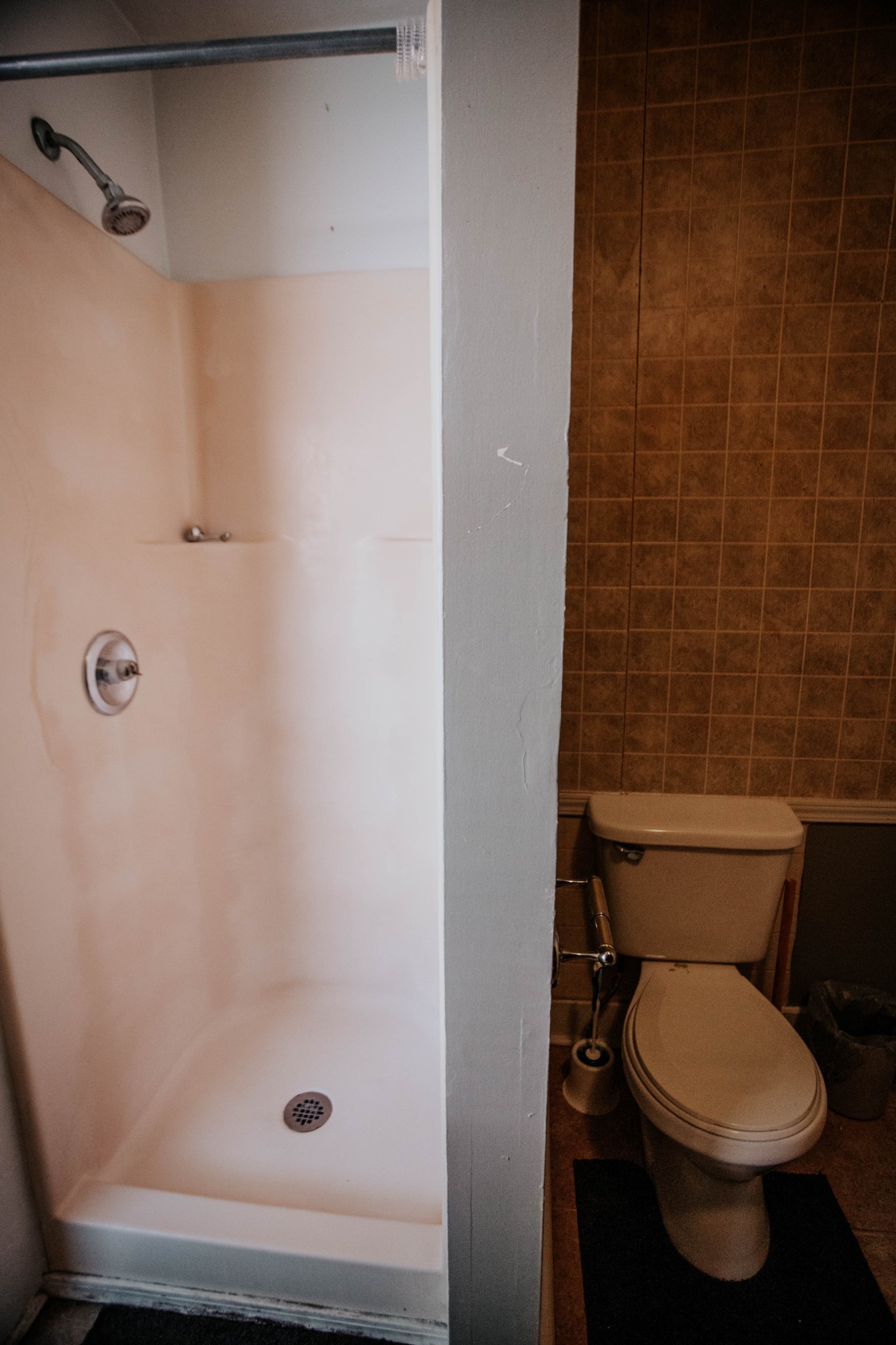 917 South High Street Columbia, TN 38401 - Photo 27 of 42 a bathroom with a toilet and a shower