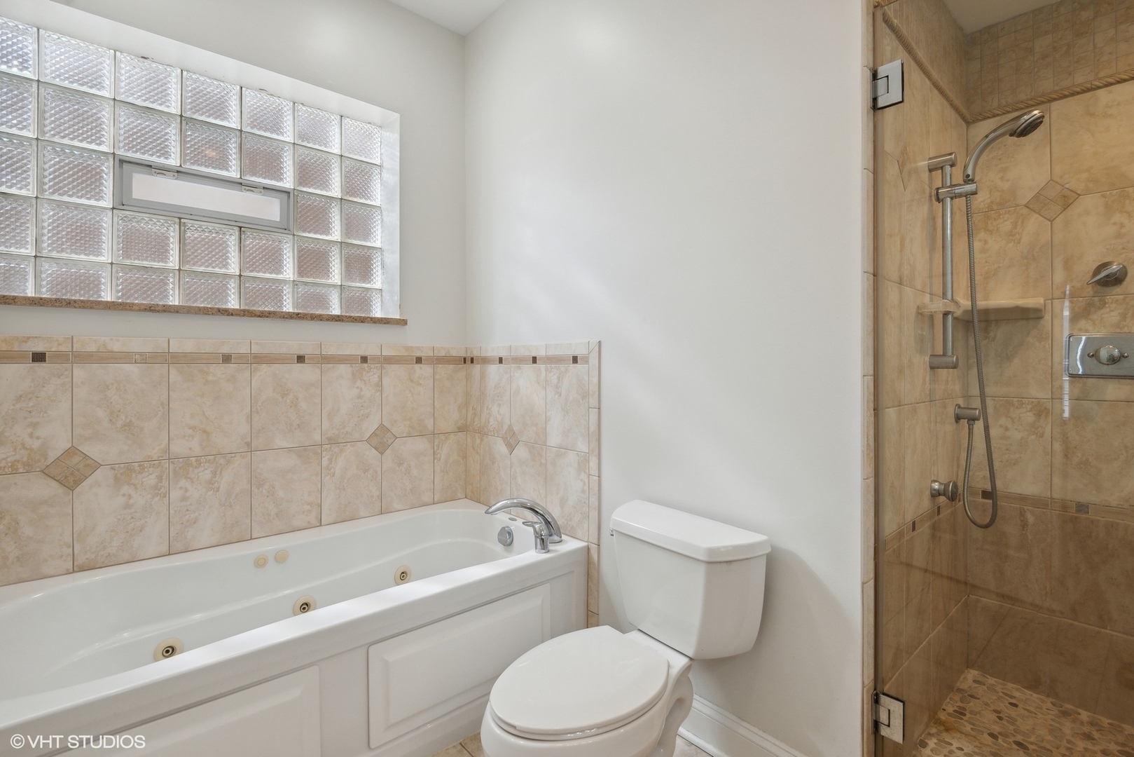 4417 South Calumet Avenue, Unit 2S Chicago, IL 60653 - Photo 11 of 16 a bathroom with a bathtub and a shower