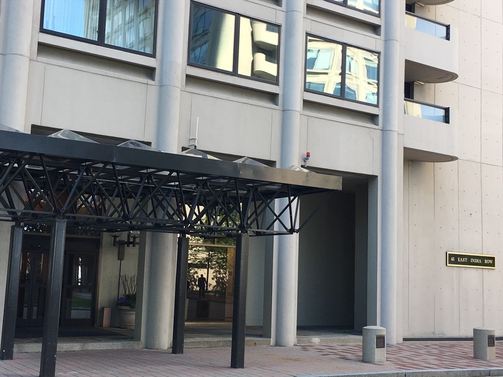 65 East India Row, Unit 22C Boston, MA 02110 - Photo 14 of 17 a view of a entryway of the house
