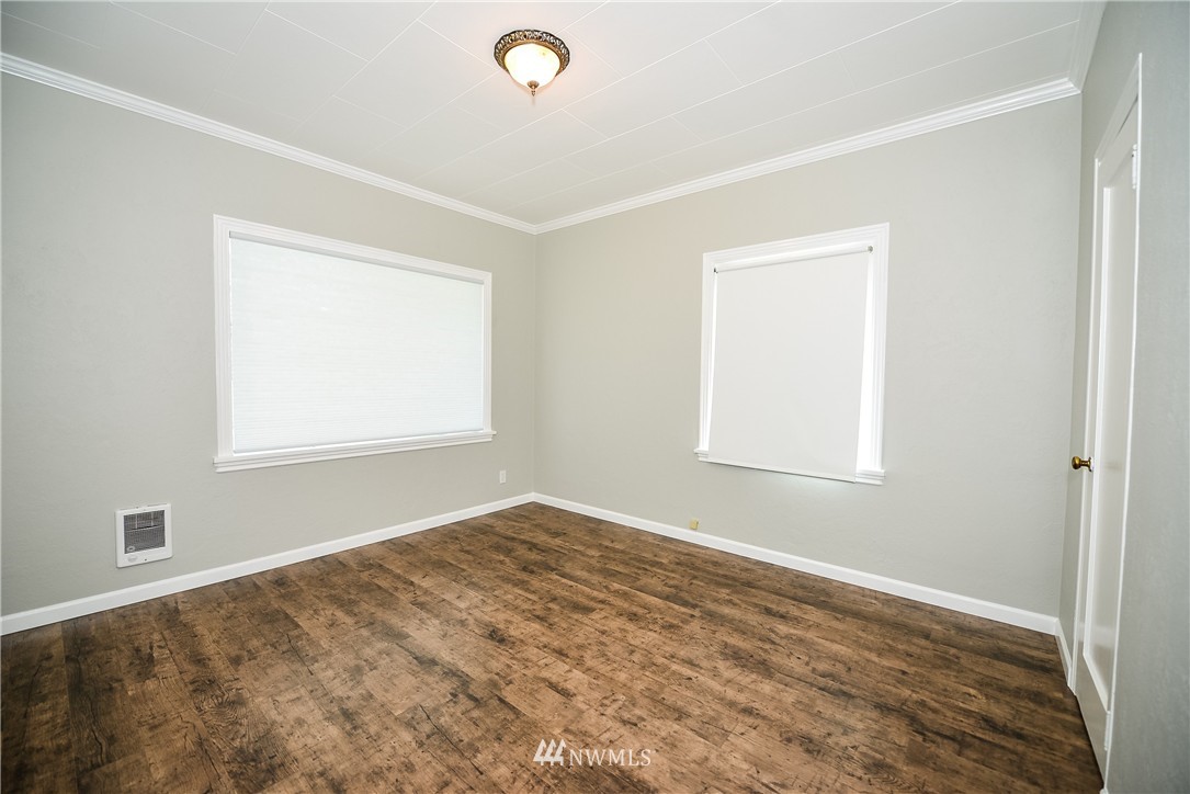 19113 Albany Street Southwest Rochester, WA 98579 - Photo 3 of 17