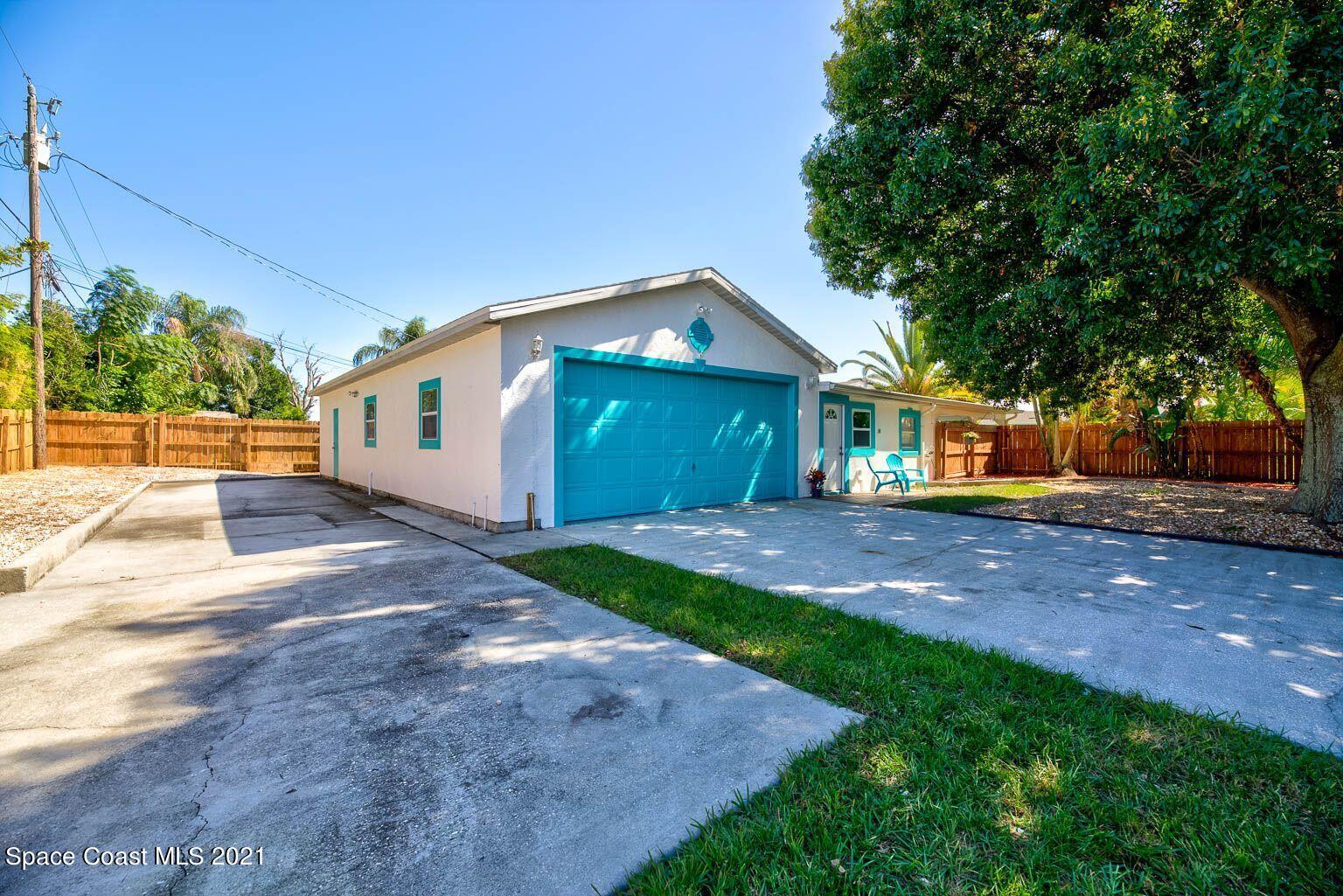 2648 Locksley Road Melbourne, FL 32935 - Photo 4 of 16 a front view of a house with a yard