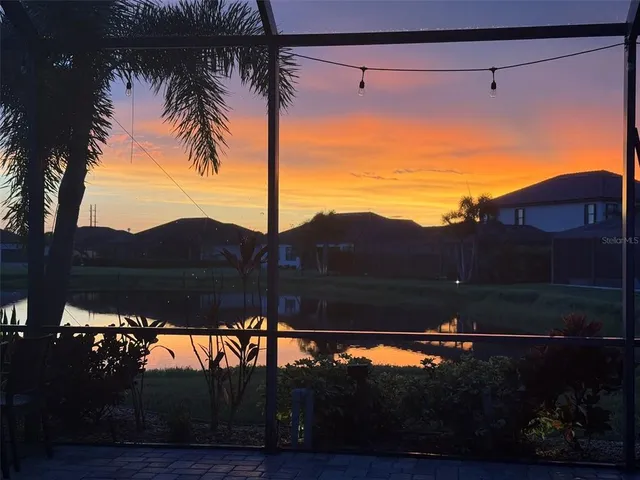 a view of a back yard