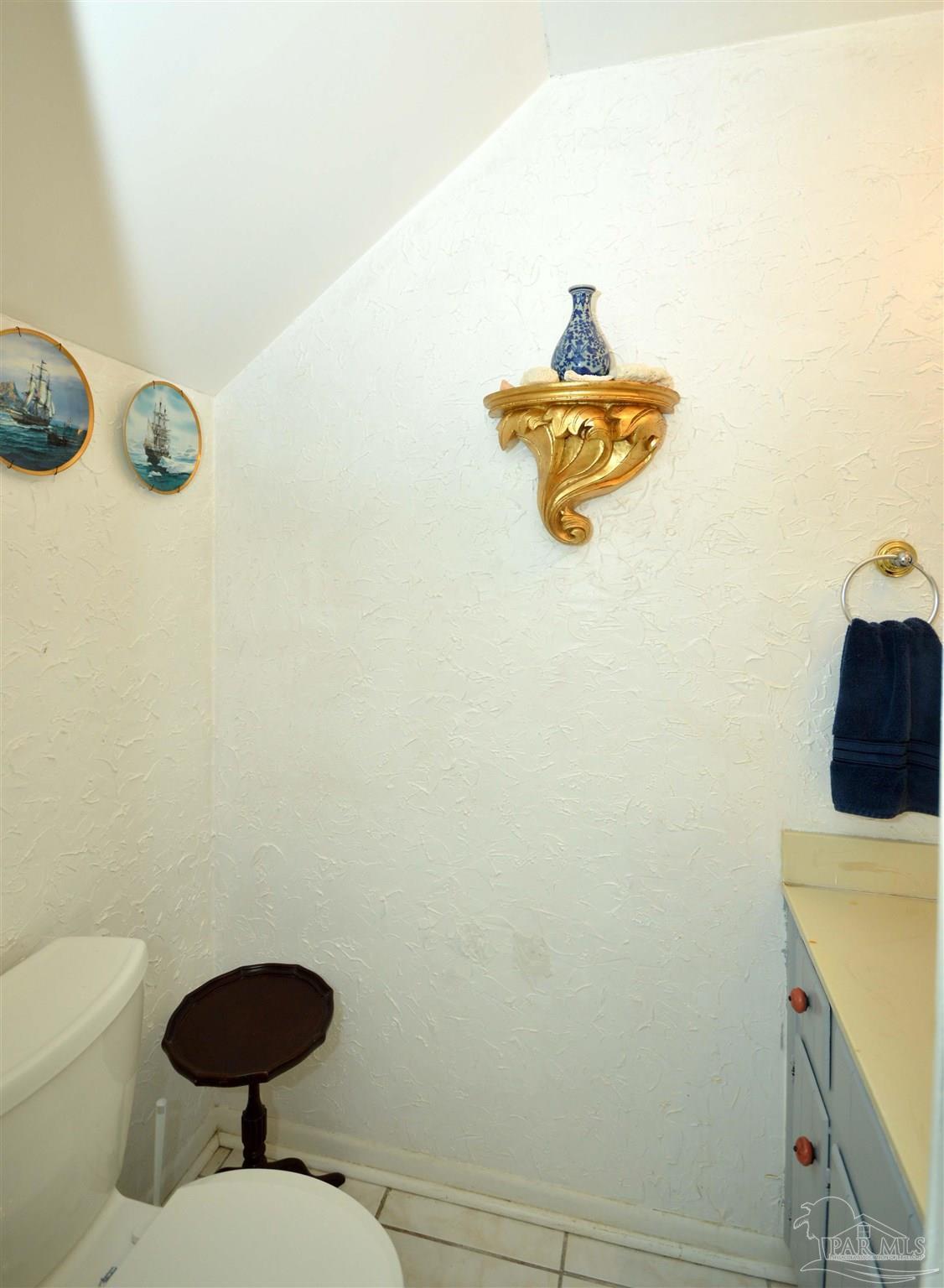 6079 Hilburn Road Pensacola, FL 32504 - Photo 18 of 48 in entry hallway