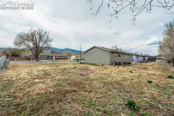 a house view with a yard