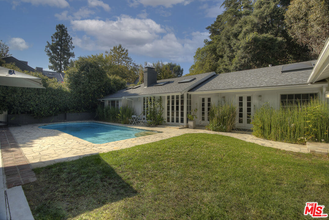 2761 Hutton Drive Beverly Hills, CA 90210 - Photo 26 of 29 a view of backyard of house with green space
