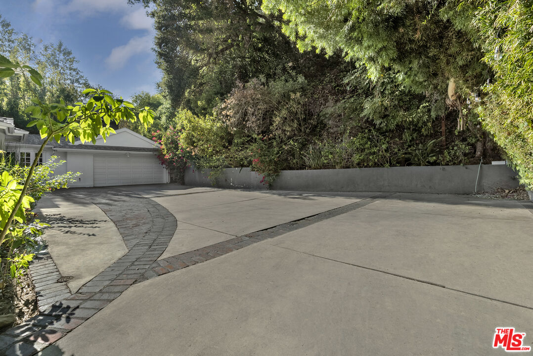 2761 Hutton Drive Beverly Hills, CA 90210 - Photo 5 of 29 a view of outdoor space and yard
