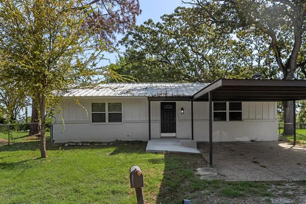 a view of a house with backyard and garden