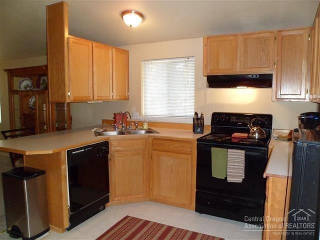 15990 Jacobsen Road La Pine, OR 97739 - Photo 5 of 25 Kitchen has a breakfast bar