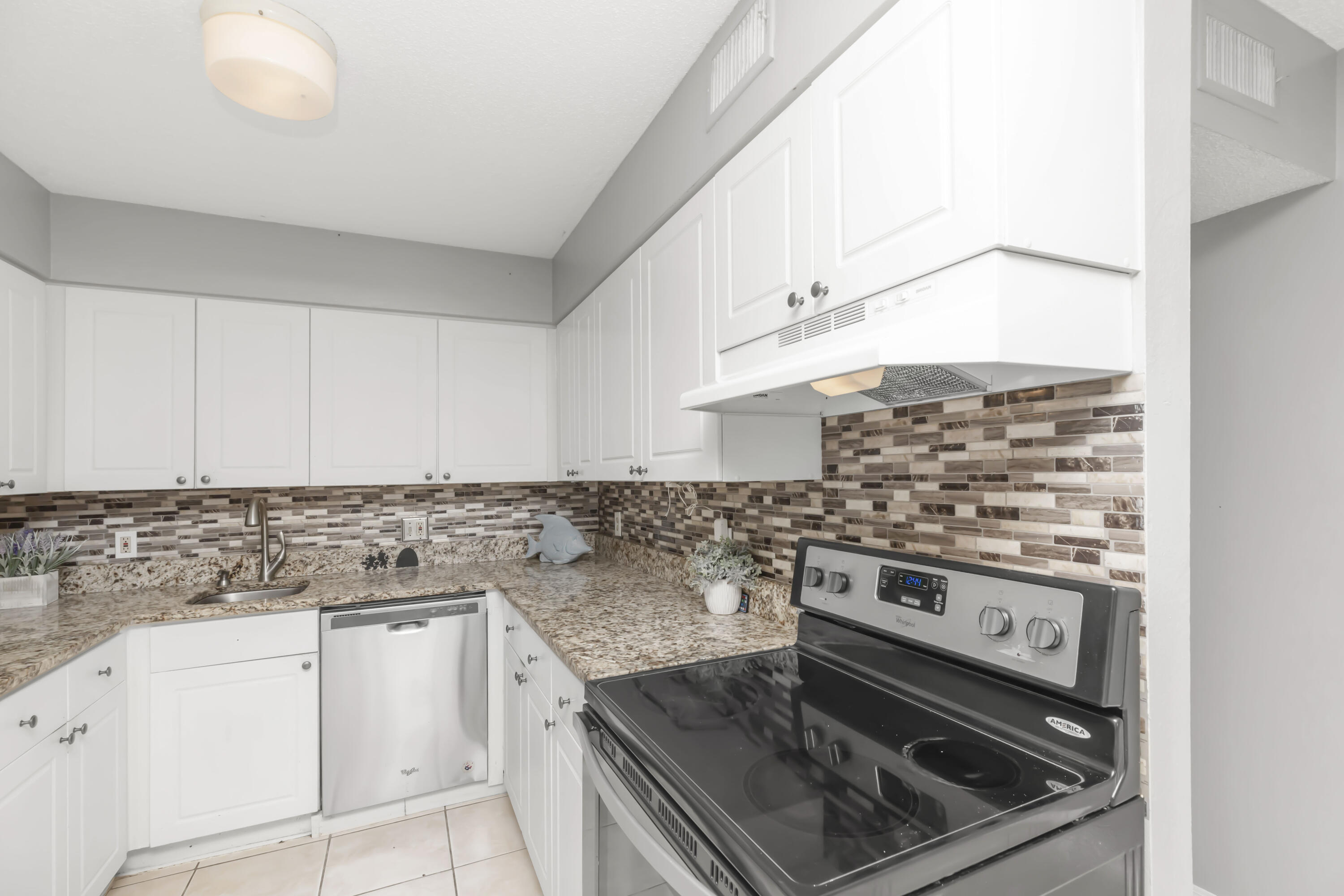 210 Pelham Road, Unit 219A Fort Walton Beach, FL 32547 - Photo 3 of 34 a stove top oven sitting inside of a kitchen
