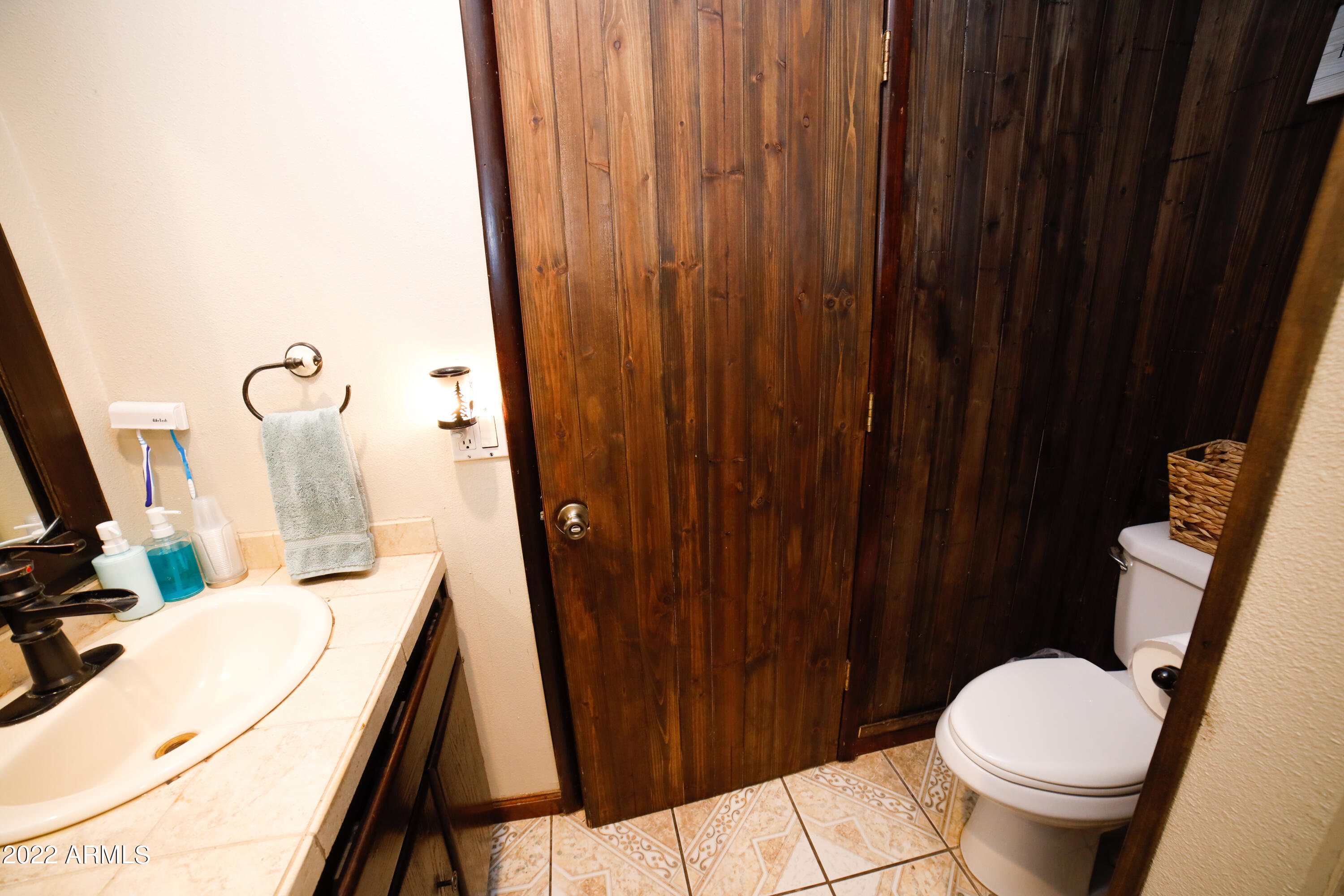 640 North Greenfield Road Gilbert, AZ 85234 - Photo 21 of 45 Hall bath