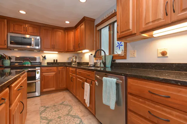 $750,000 | 301 North Amherst Road, Bedford, NH 03110