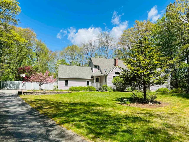 $750,000 | 301 North Amherst Road, Bedford, NH 03110