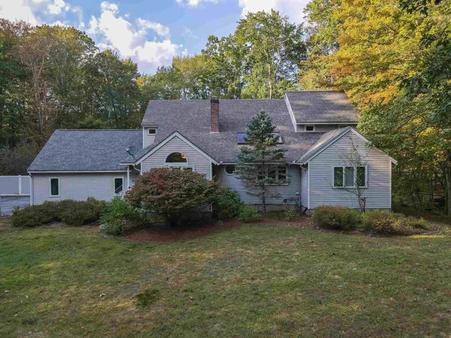 $750,000 | 301 North Amherst Road, Bedford, NH 03110