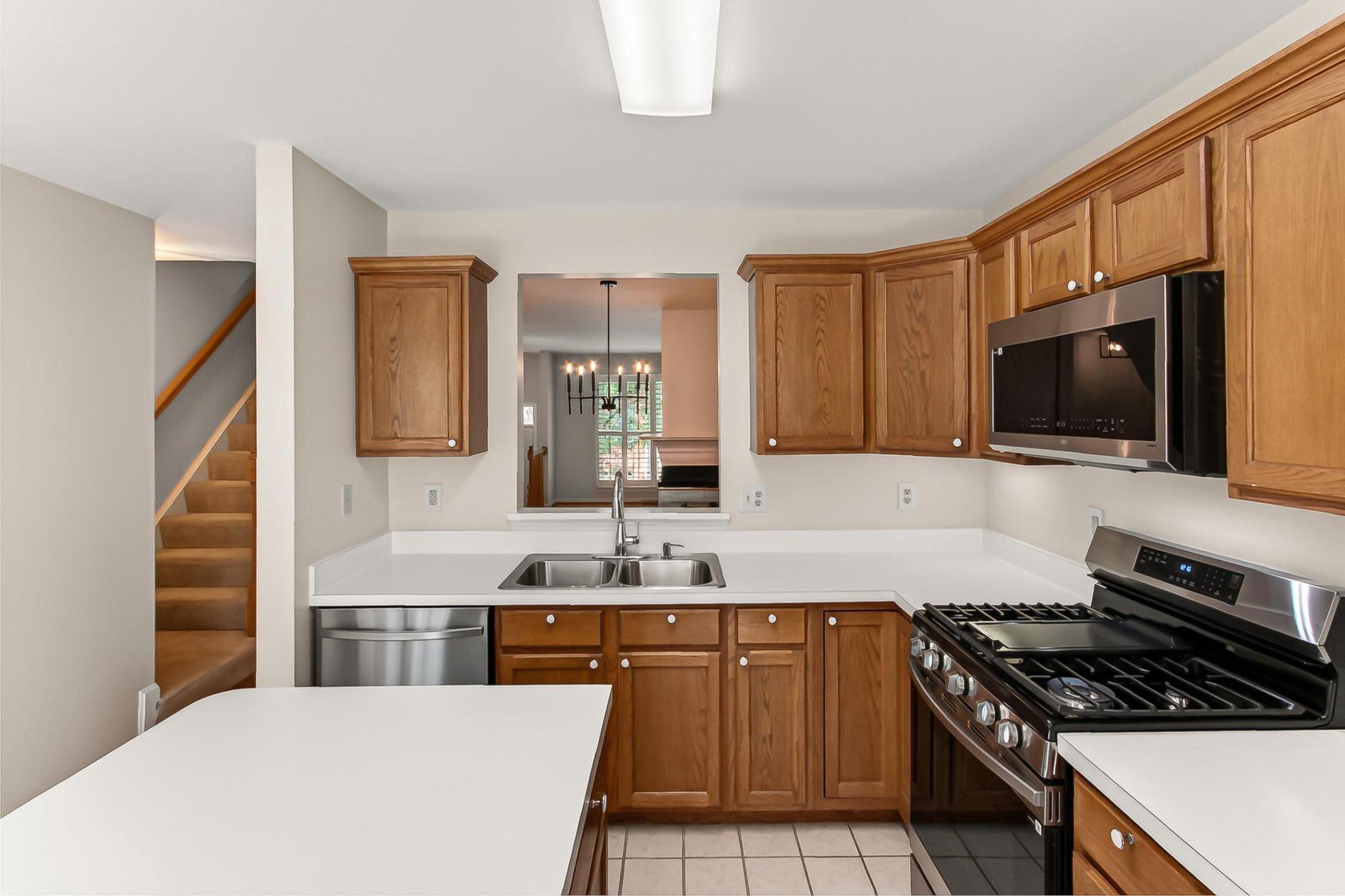 13157 Kidwell Field Road Herndon, VA 20171 - Photo 18 of 50 Modern kitchen new faucet and appliances!