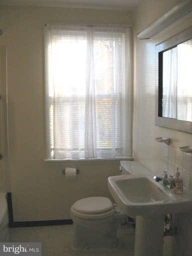 8009 Lansdale Road Baltimore, MD 21224 - Photo 17 of 17 Bath