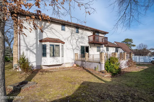 a picture of a wall with a white wall