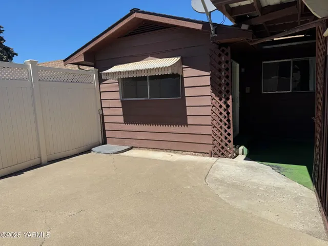 a view of a house with a garage