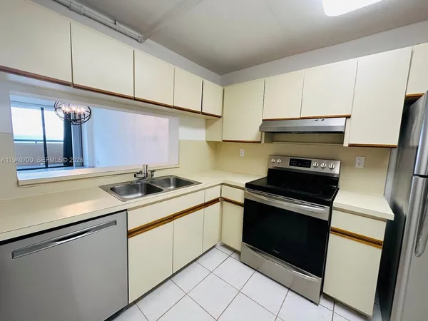 $3,500 | 2555 Collins Avenue, Unit 1407, Miami Beach, FL 33140