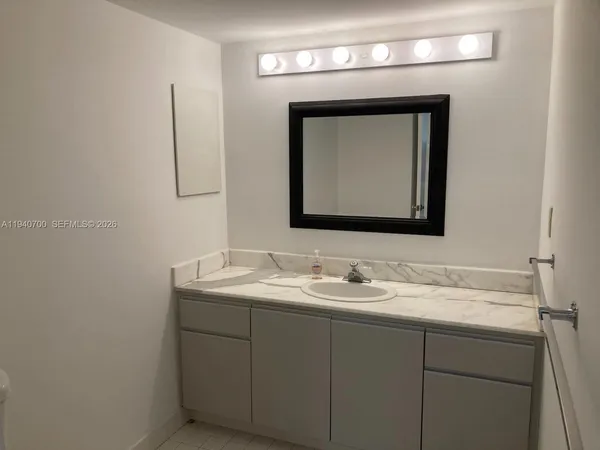 $3,500 | 2555 Collins Avenue, Unit 1407, Miami Beach, FL 33140