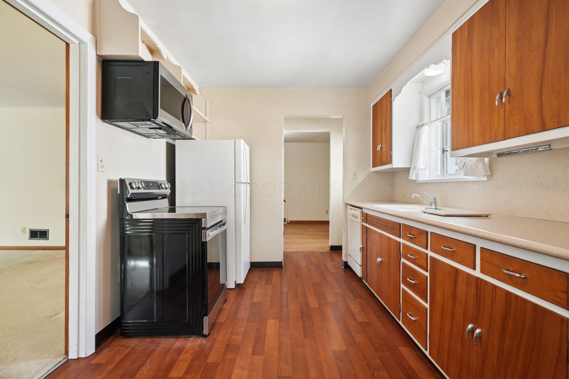 558 Acton Road Columbus, OH 43214 - Photo 13 of 59 KITCHEN