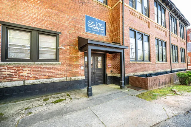 a view of a back yard of the house