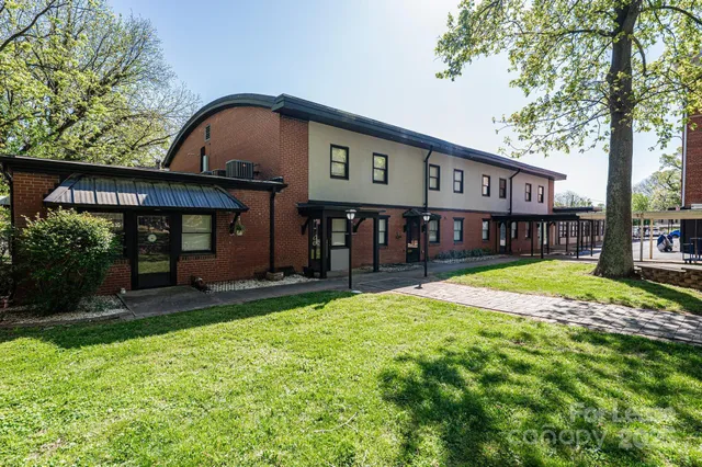 $900 | 426 2nd Avenue Southeast, Hickory, NC 28602