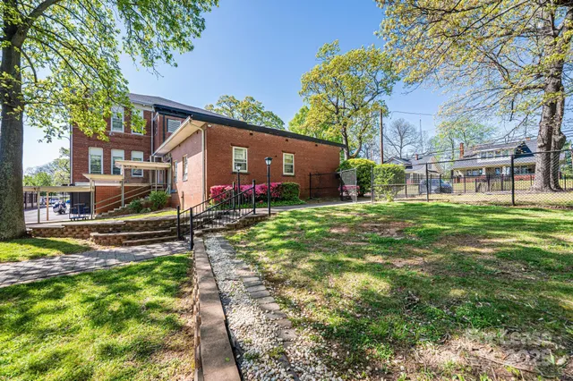 $900 | 426 2nd Avenue Southeast, Hickory, NC 28602