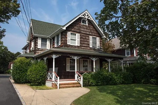 $2,710 | 82 Park Avenue, Unit 4, Amityville, NY 11701