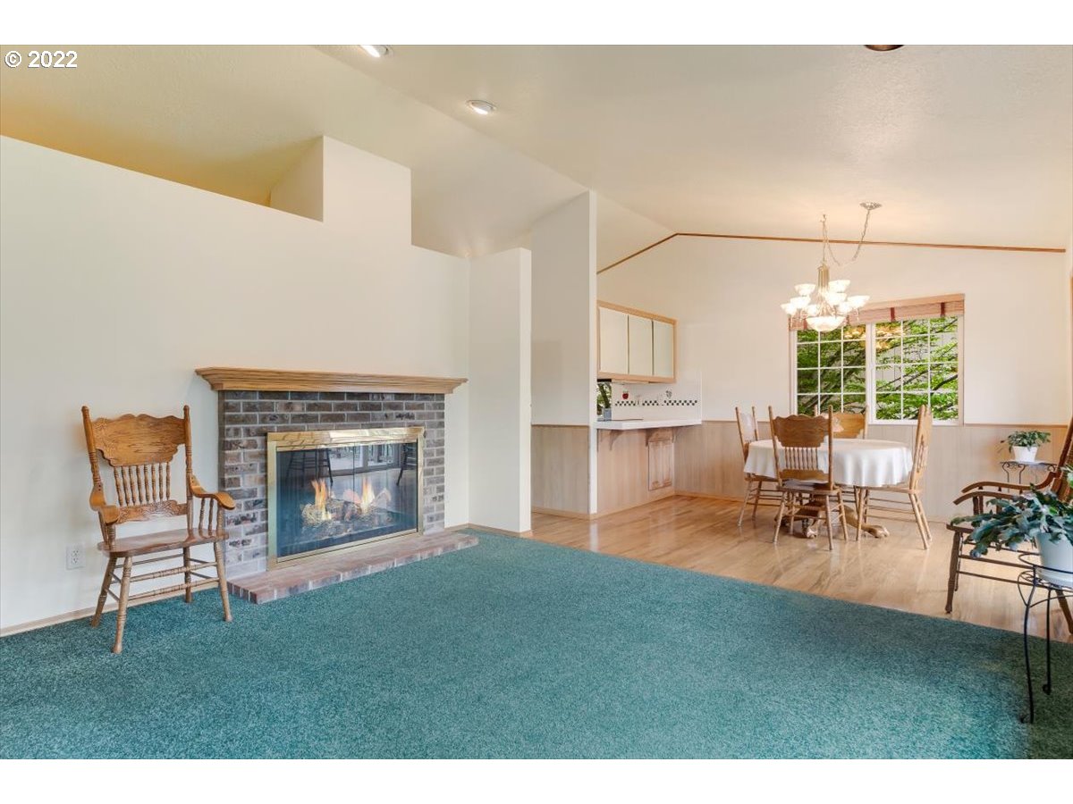 921 Southwest 4th Street Gresham, OR 97080 - Photo 5 of 31 Gallery Image 5