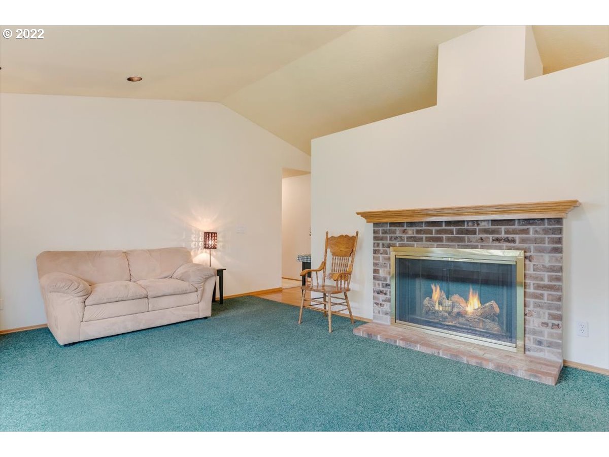 921 Southwest 4th Street Gresham, OR 97080 - Photo 6 of 31 Gallery Image 6