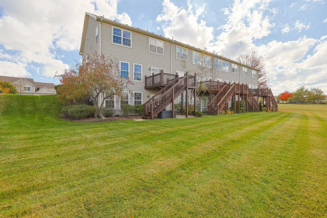 a view of a house with backyard